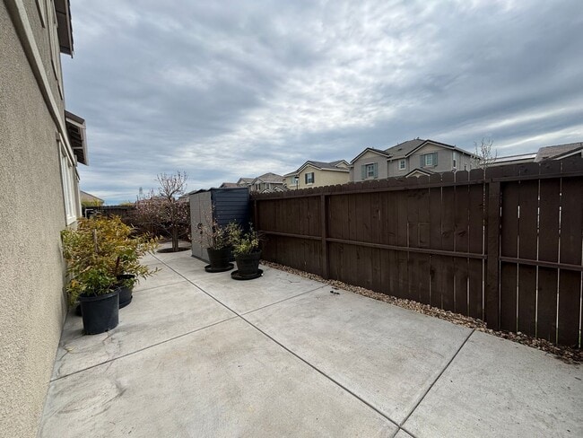 Building Photo - Modern 4BD Home in Brighton Landing | Solar | Bed & Bath Downstairs