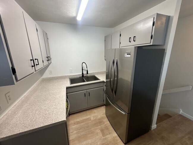 Building Photo - 2 Bedroom 2 1/2 bath in the Lakes Townhome...