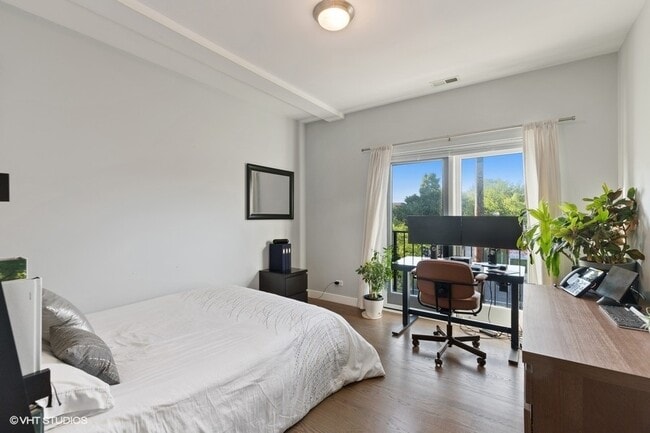 Building Photo - 1555 N Talman Ave