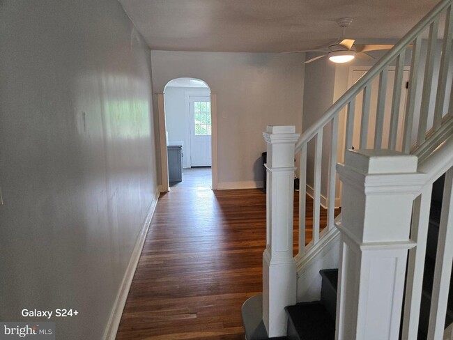 Building Photo - 462 New Elm St