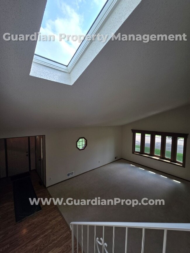 Building Photo - Available now! Spacious Shoreview Home, En...