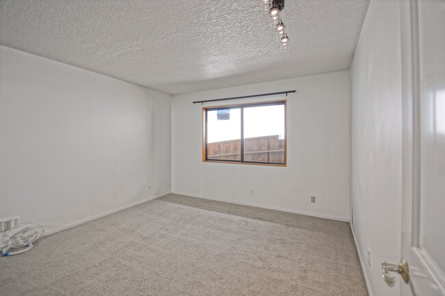 Building Photo - VERY BRIGHT & AIRY, 2050 SQ FT HOME W/ TON...