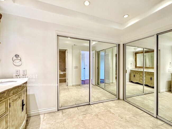 Building Photo - 10211 Clematis Ct