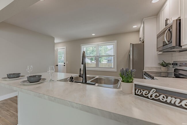 Building Photo - 1719 Crystal Ct