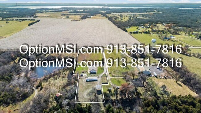 Building Photo - Country Charm Just Minutes From Lawrence!