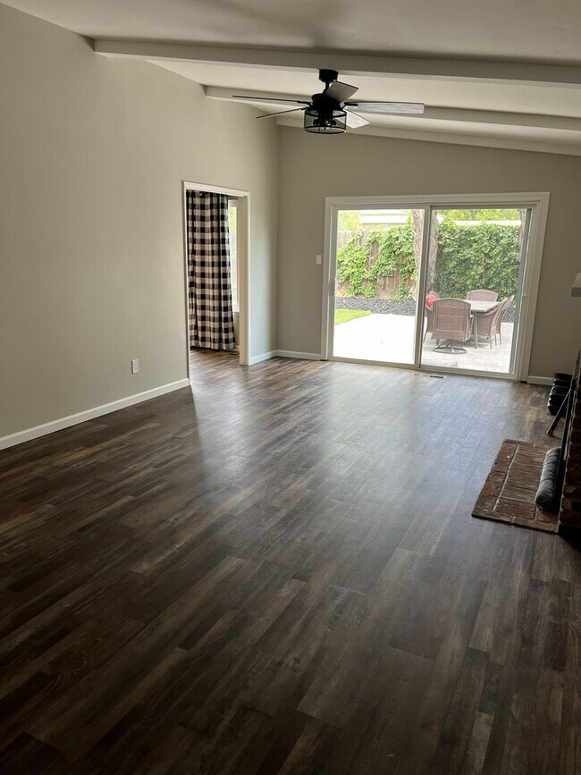 Building Photo - 1311 Spruce Dr