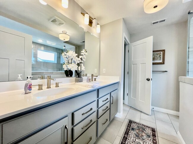 Building Photo - Large Executive home in Beavercreek Well d...