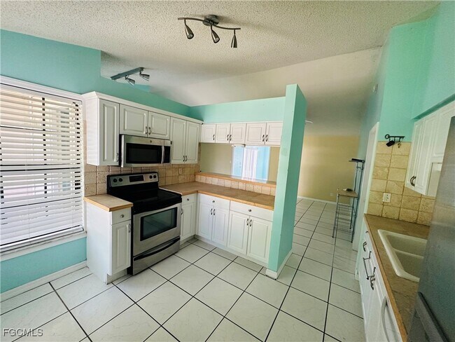 Building Photo - 1421 SW 9th Ct