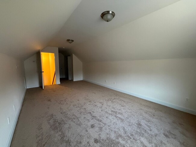 Building Photo - 4 BR Home in Quiet Neighborhood