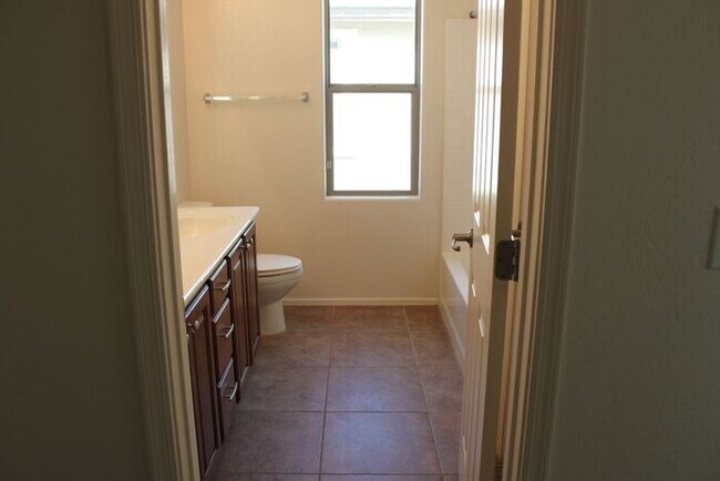 Building Photo - Beautiful 4 Bedroom in Lyons Gate!