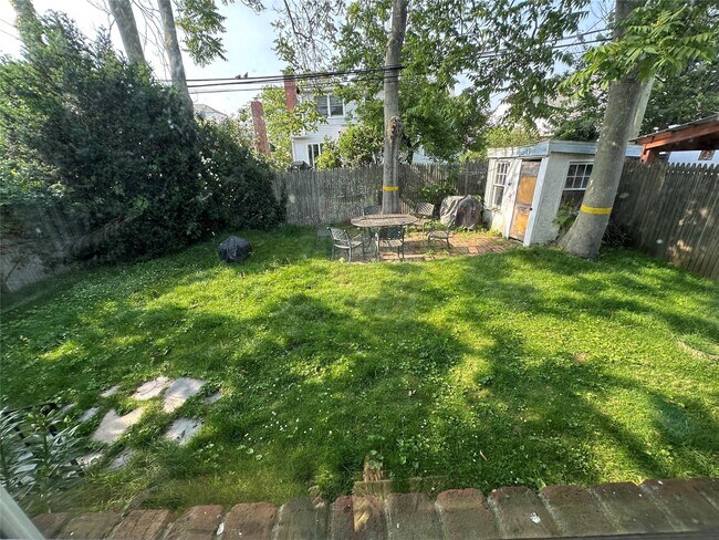 Building Photo - 523 W Beech St