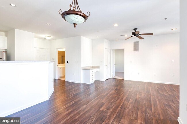 Building Photo - 400 Symphony Cir