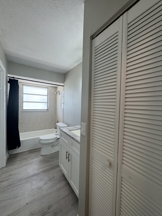 Building Photo - 302 Parkside Dr