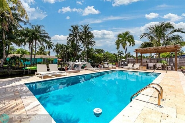 Building Photo - 1704 SW 4th Ct