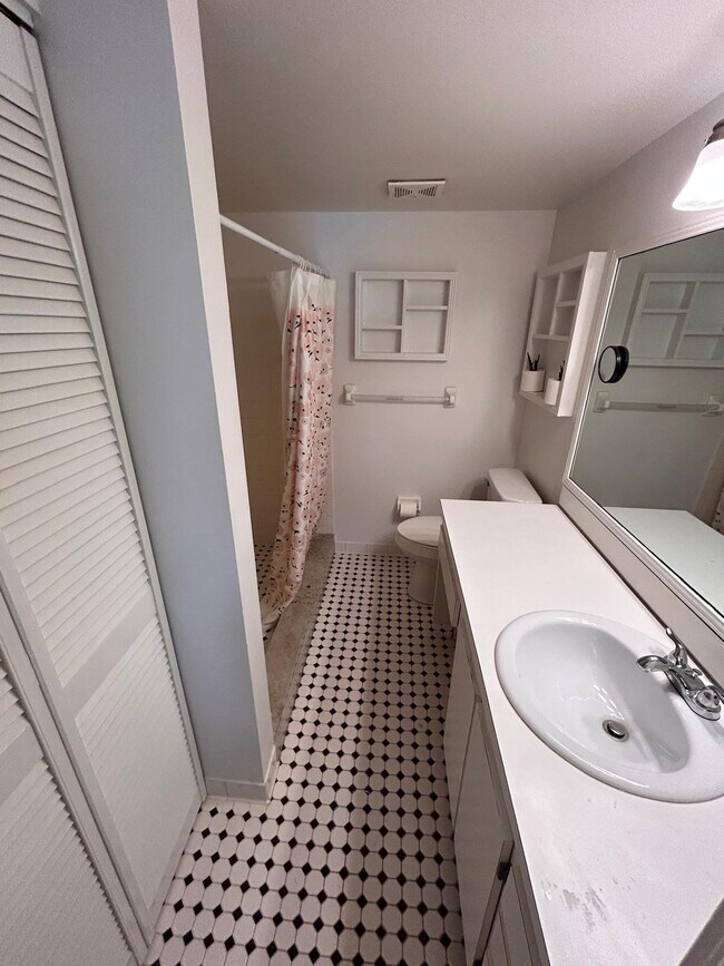 Building Photo - 2733 S Oakland Forest Dr