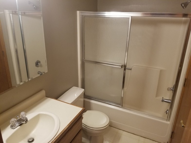 Tub - 1208 Koestner St