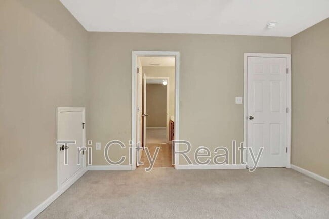 Building Photo - 113 Macalester Dr