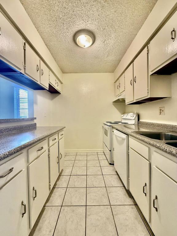 Building Photo - 1624D Newport Place