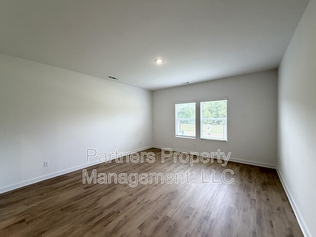 Building Photo - 509 S Neon Ave