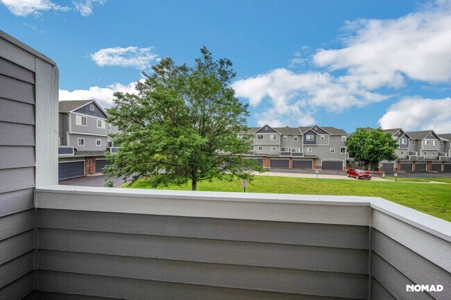 Building Photo - Spacious Townhome in Aurora
