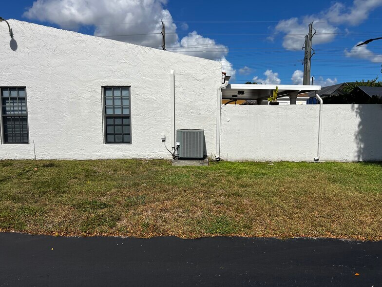 Building Photo - 9466 SW 5th Ln