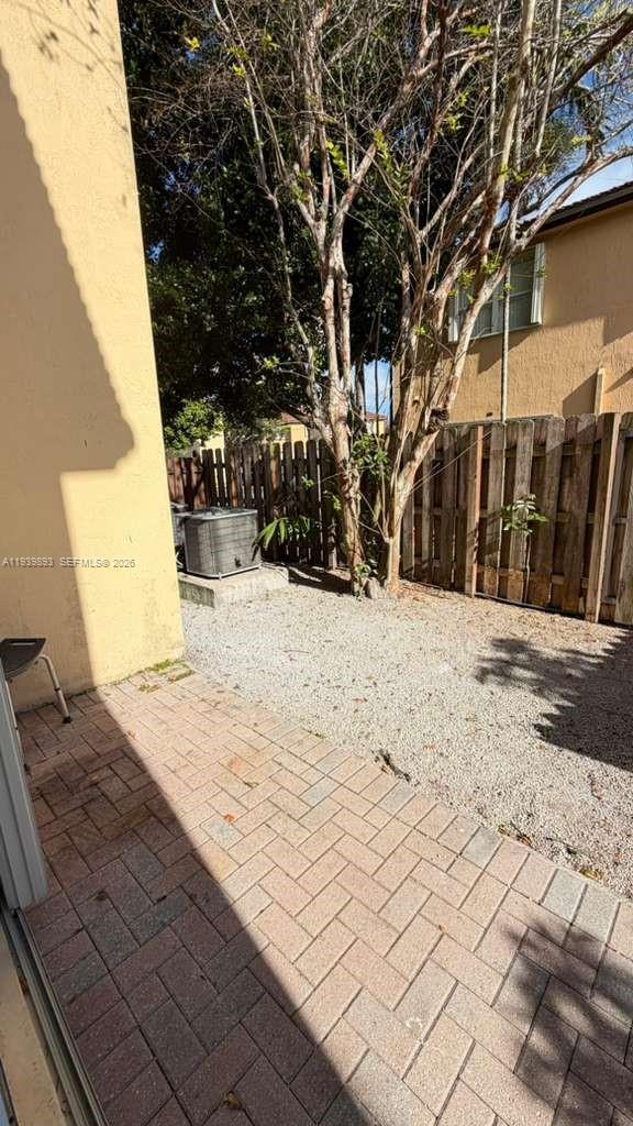 Building Photo - 1555 NE 33rd Rd