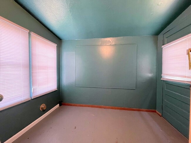 Building Photo - Cozy 2 bedroom