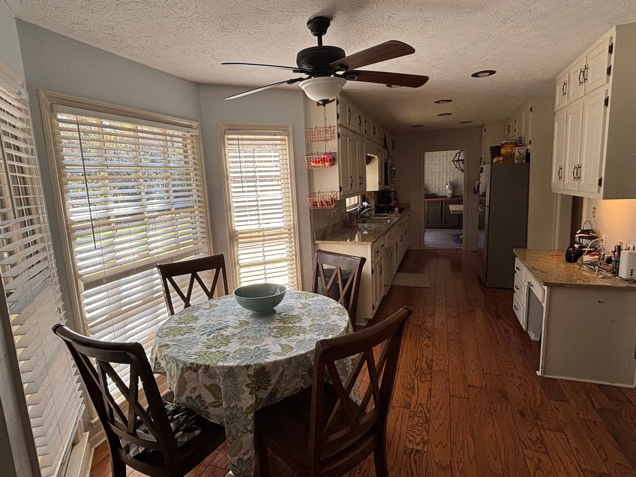 Kitchen Table - 420 Cardigan Cir SW