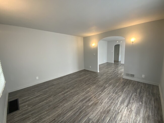 Building Photo - 305 N Bowman Ave
