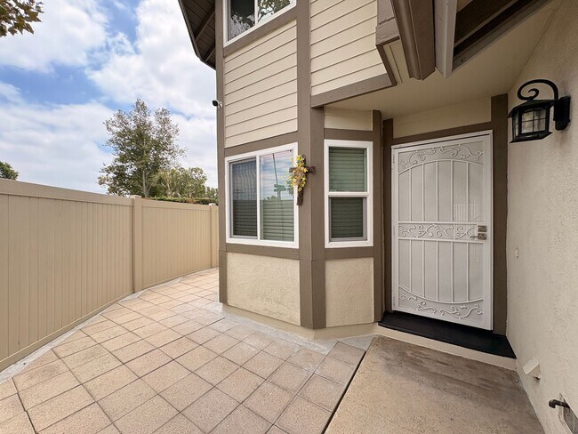 Building Photo - 3 Bed, 2.5 Bath in Ontario!