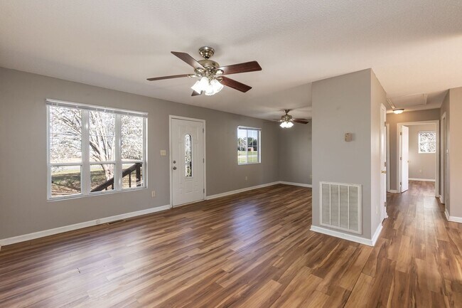 Building Photo - Three Bedroom Home!