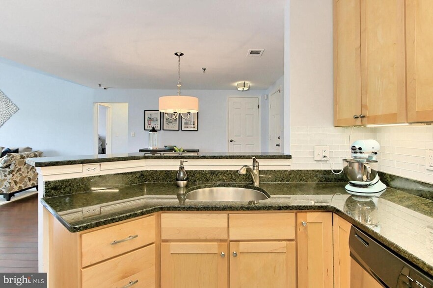 Building Photo - 1100 Quaker Hill Dr