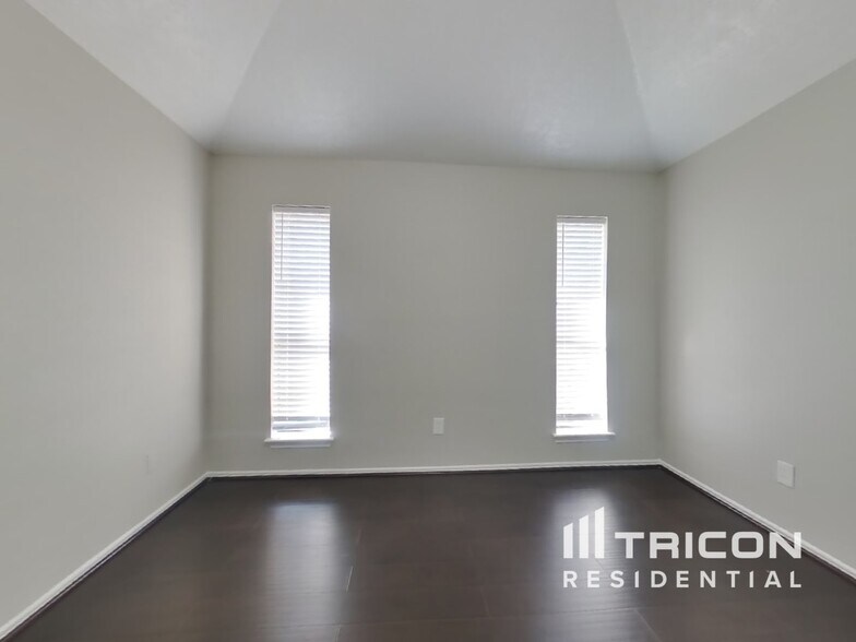 Building Photo - 24027 Leathergate Dr