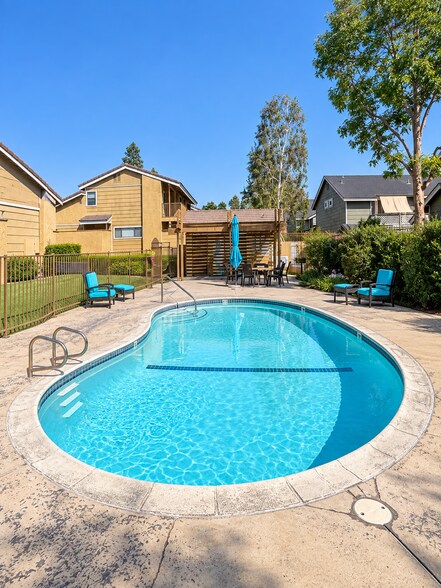 Building Photo - 8320 Vineyard Ave