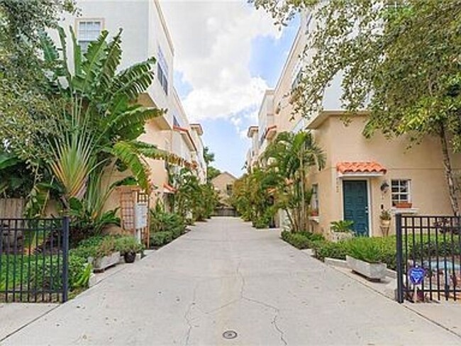 Building Photo - Private Townhouse in Heart of South Tampa