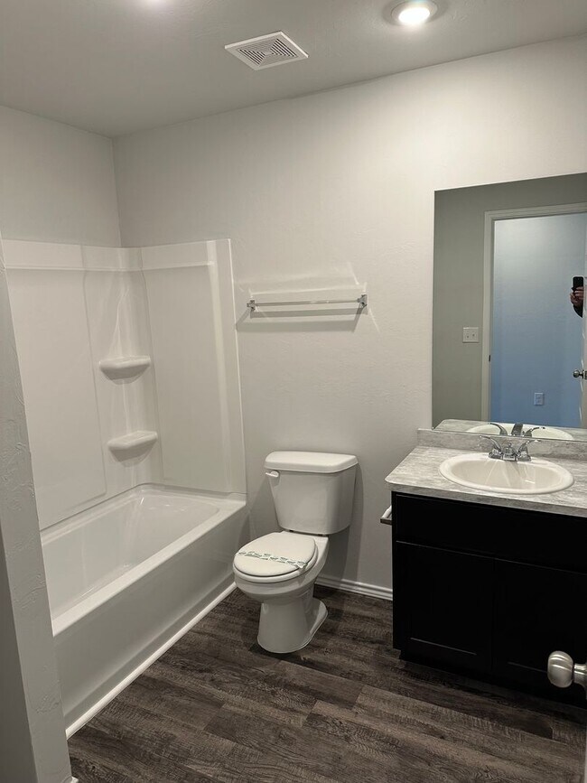 Building Photo - *Pre-leasing* NEWER Three Bedroom | Two Ba...