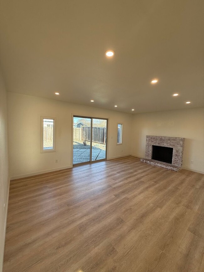 Building Photo - 3 Bedroom/2 Bathroom Single Story Home In Rohnert Park