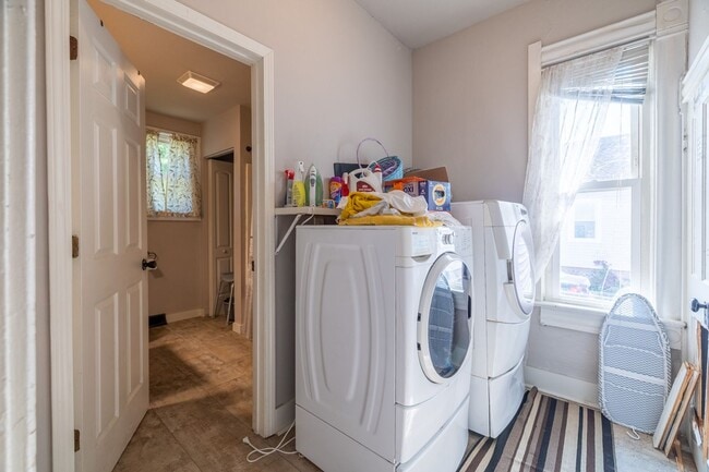 Building Photo - For Rent: 5 bed / 2 bath home in Oshkosh