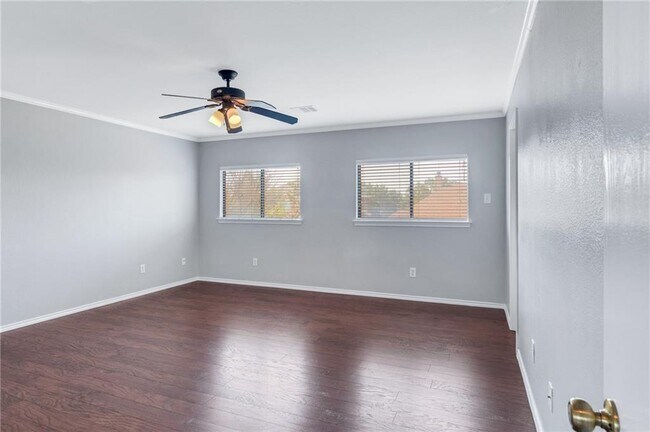 Building Photo - 1908 Candlelight Dr