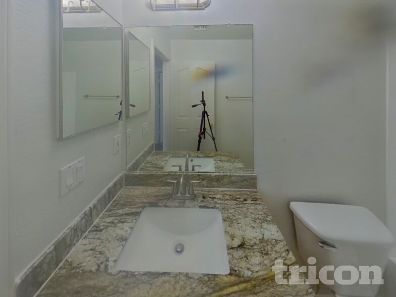 Building Photo - 43738 Elm Dr