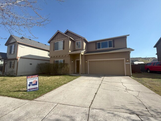 Building Photo - SPACIOUS LAYOUT! HARD SURFACE FLOORING, FE...