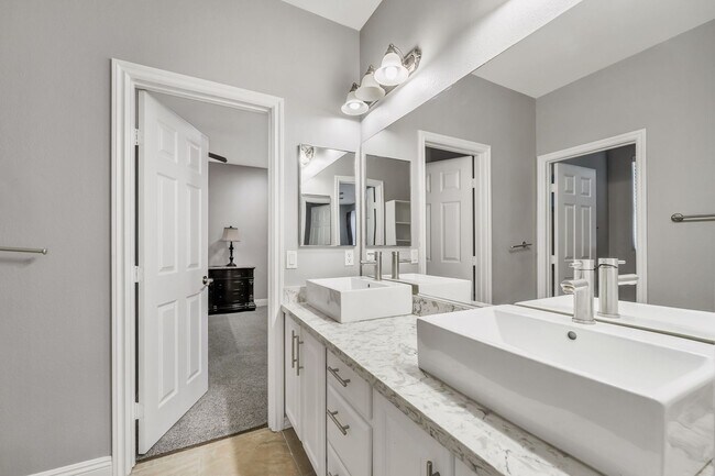 Building Photo - Fully Furnished Luxury Living with Expansive, Move-In Ready Comfort!
