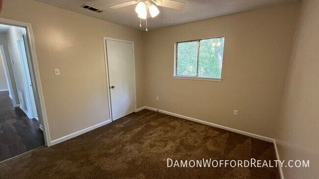 Building Photo - 242 Old Town Crossing