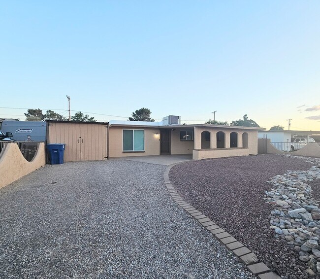 Building Photo - A charming house w/ 3 beds and 1.5 bath