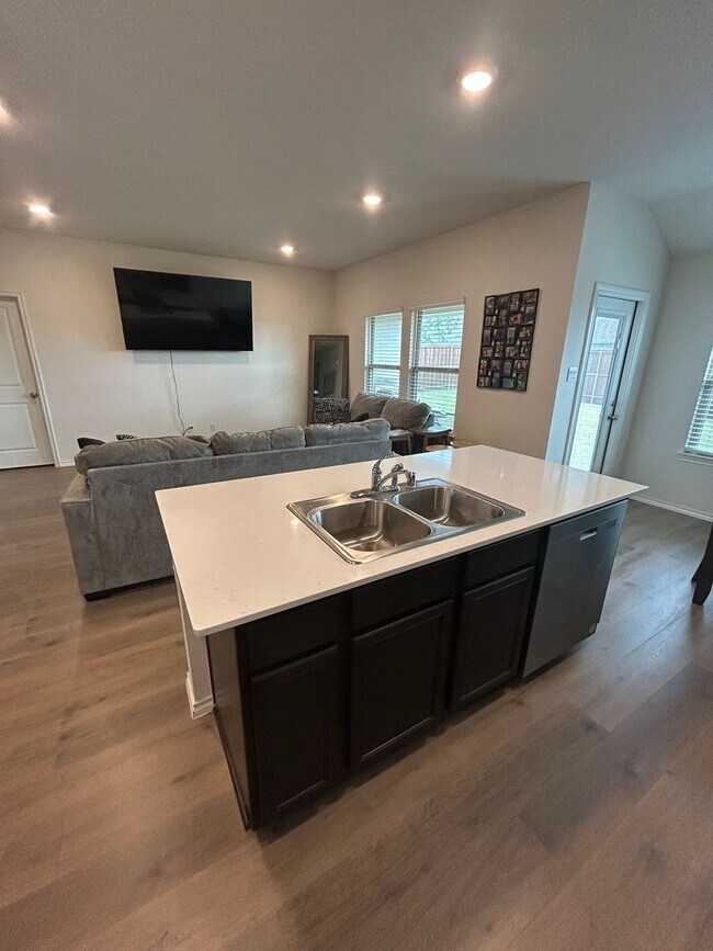 Building Photo - 3 Bedroom 2 Bath