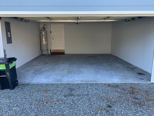 Building Photo - ***PENDING APPLICATION***Lovely 3 bedroom Home in Admirals Cove Community. Rare 6 Month Lease Ava...