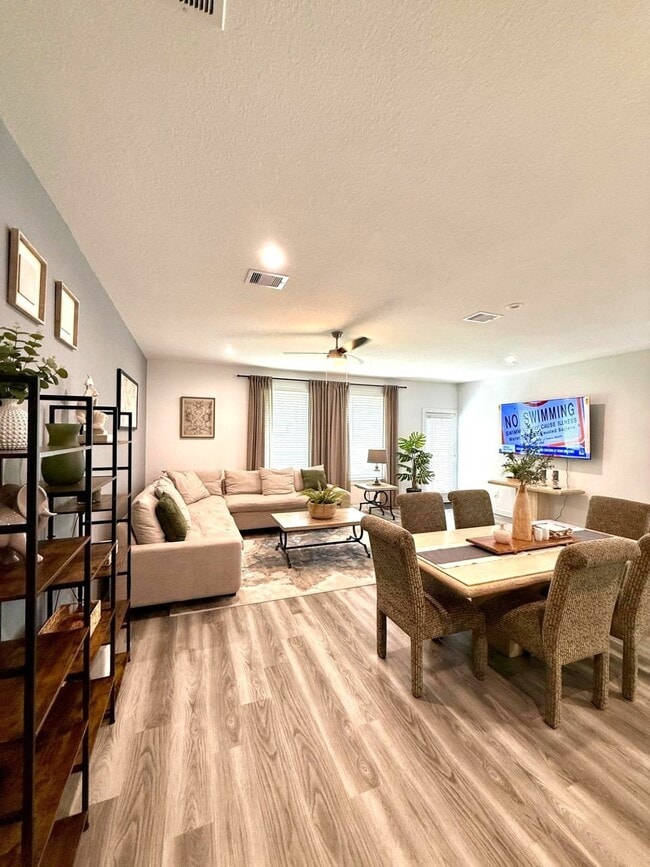 Building Photo - 12308 Greenwood St