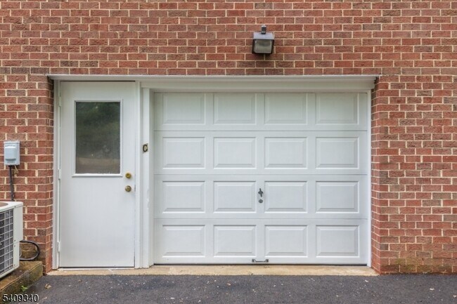 Building Photo - 388 Morris Ave