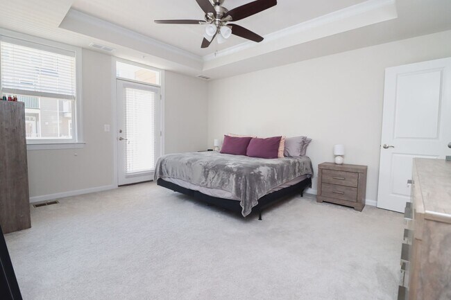 Building Photo - Stunning 3 Bed 2.5 Bath, Newer Condo-Style...