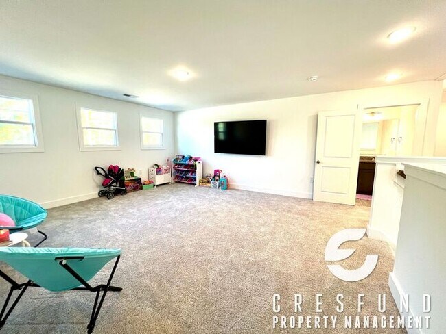 Building Photo - Close to Fort Bragg/Master BR Downstairs S...